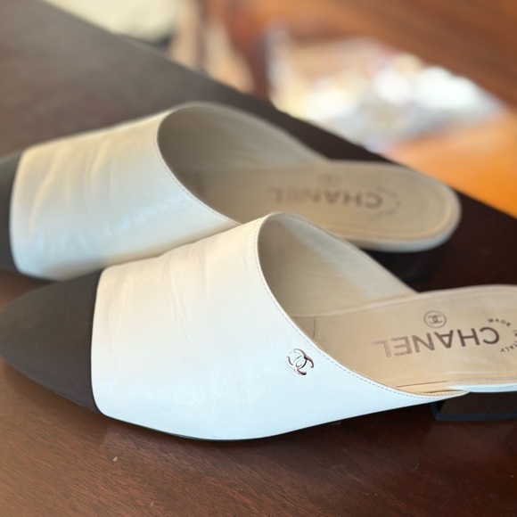 Chanel Cap Toe sandals - Picture 2 of 9